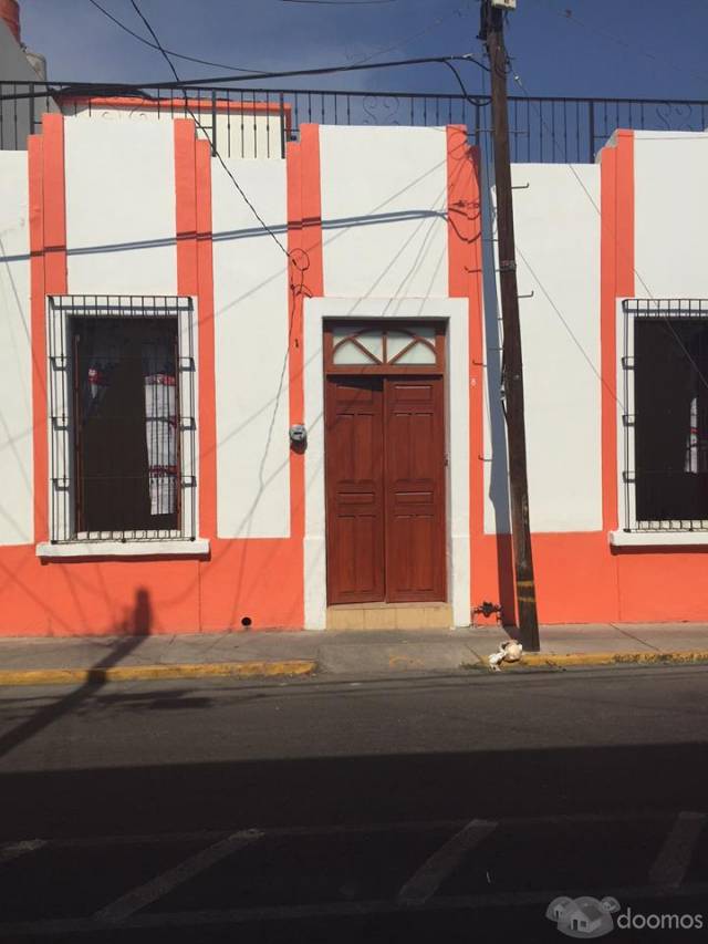 Casa en EXCELENTE UBICACION! Centrica, cercana a calle Morelos e Hidalgo, a unas cuadras del edificio de la Universidad de Guadalajara