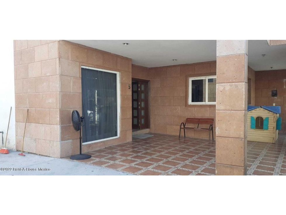 Casa de 2 Niveles, en Calle Abierta - Mansiones del Valle. Venta